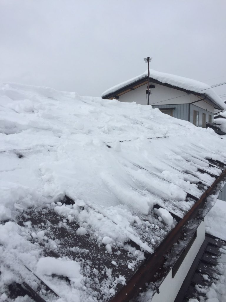 長野市の住宅街にて雪下ろし作業を承りました！排雪場所は自宅の庭