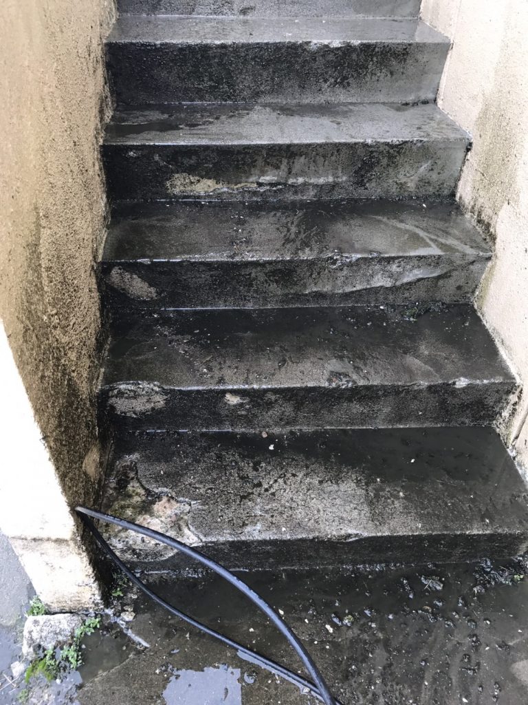 木島平：階段のお掃除