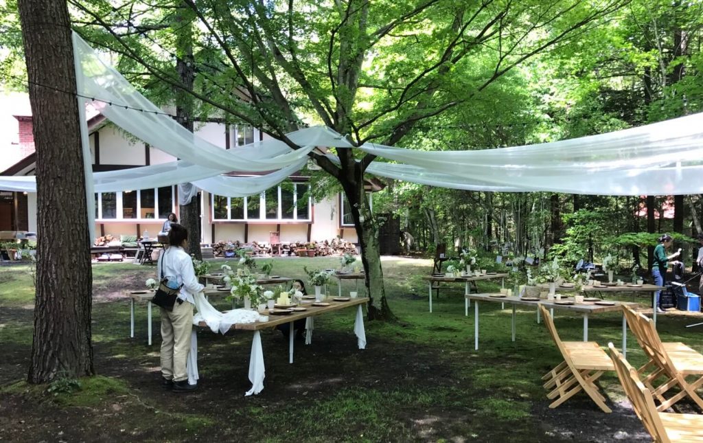 【軽井沢町】豊かな自然に包まれた結婚式の会場設営作業！