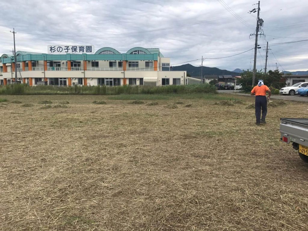 長野市篠ノ井西寺尾：借りていた土地を綺麗にして返すための草刈り作業