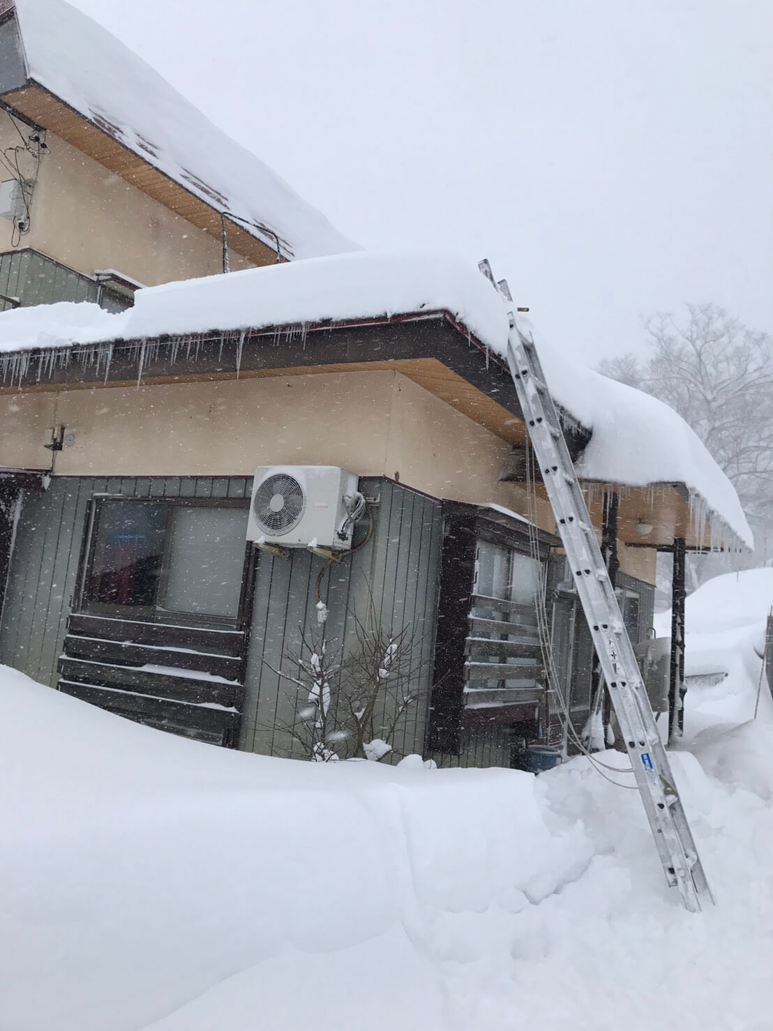 野沢温泉村での雪下ろし作業１