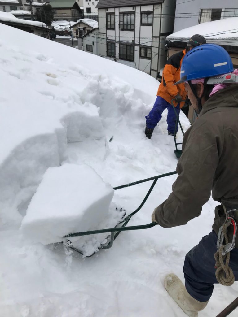 野沢温泉村での雪下ろし：固く締まった雪も除雪業者にお任せください！