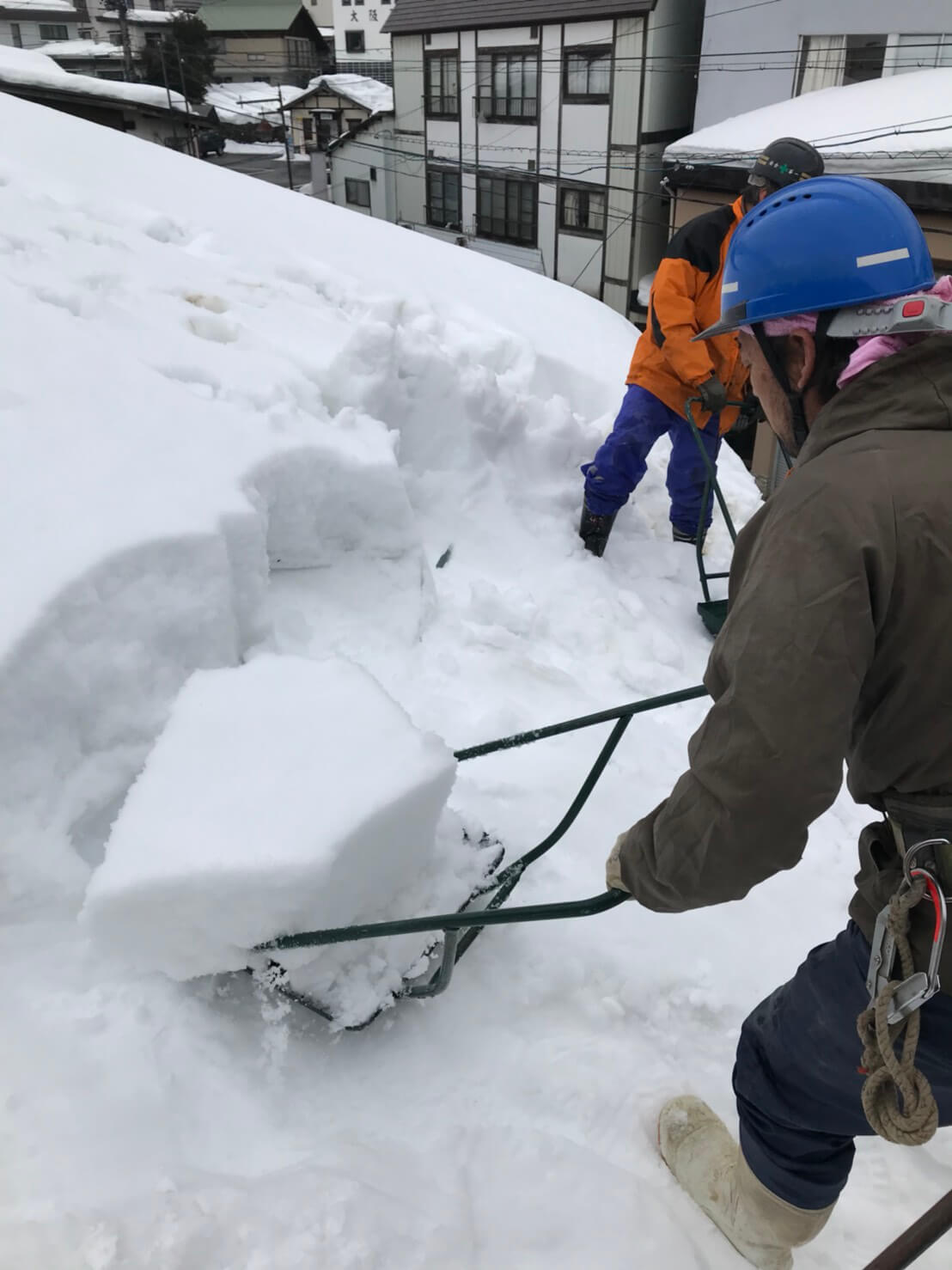 野沢温泉村の民家の雪下ろし２