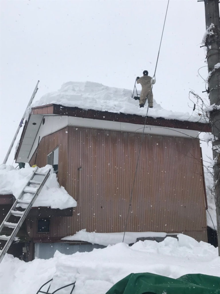 【野沢温泉村】腰の高さまで積もった屋根の雪をスッキリ落としてきました！